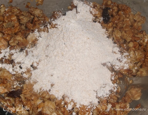 Всыпать овсяную муку. Перемешать.