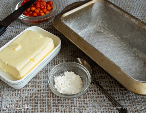 Смазываем форму (в этом рецепте размер — 22х12 см) размягченным сливочным маслом, посыпаем тонким слоем пшеничной муки.