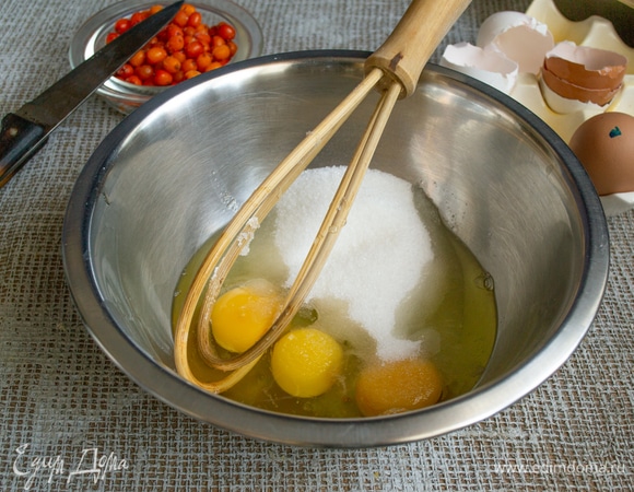 Яйца взбиваем с сахаром, добавляем щепотку мелкой соли для баланса вкусов.
