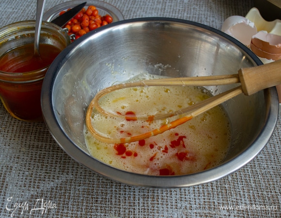 Облепиху измельчаем в блендере, протираем сквозь сито, на сите останутся облепиховые зернышки и кусочки кожицы. Добавляем процеженный сок в миску. Если в домашних припасах есть баночка желе или джема из облепихи, то нужно примерно 50 г (несколько столовых ложек).