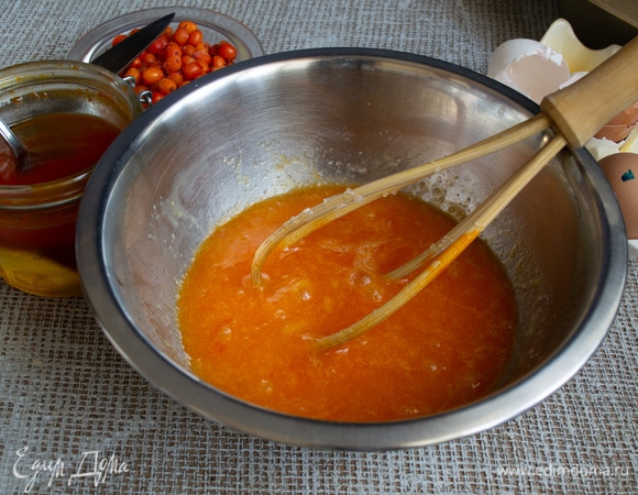 Взбиваем ингредиенты венчиком, чтобы сахар полностью растворился.