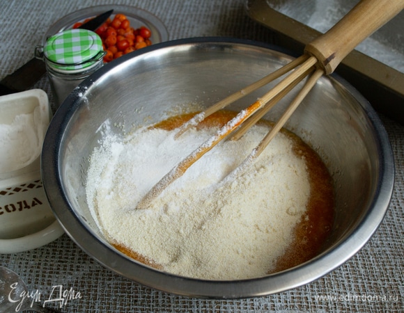 Наливаем кефир или простоквашу, всыпаем манную крупу. Пшеничную муку смешиваем с питьевой содой и разрыхлителем, высыпаем смесь на манку.