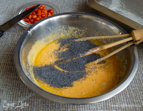 Теперь насыпаем мак, в манник его можно добавить сухим, распаривать и варить не нужно.