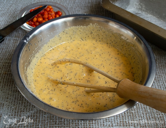 Перемешиваем тесто, оставляем на 20–30 минут, тем временем нагреваем духовку до 170°C.