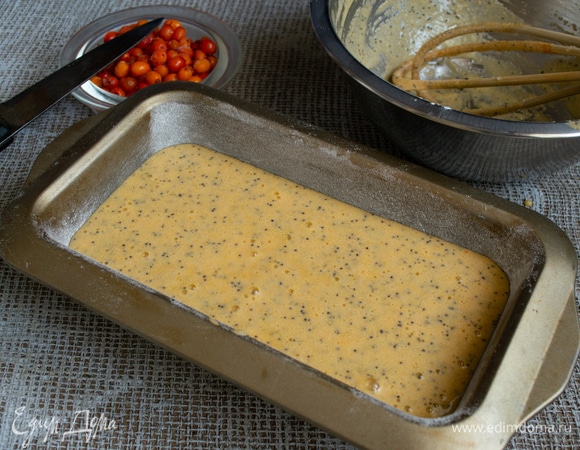 Выливаем тесто в форму, оно довольно жидкое, так и должно быть.