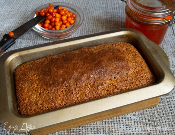 Ставим форму в полностью нагретую духовку, печем пирог примерно 40 минут.