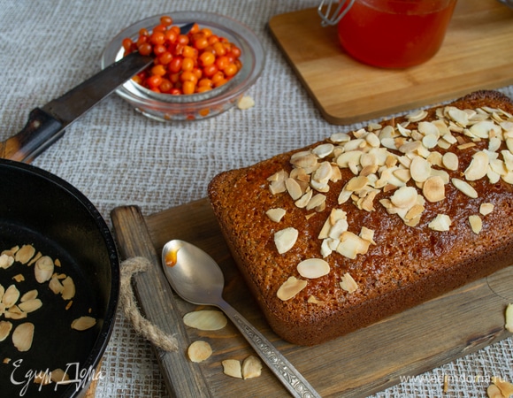 Остужаем готовый манник на решетке. Подрумяниваем на сухой сковороде миндальные лепестки до золотистого цвета. Смазываем верх любым джемом, к примеру облепиховым или абрикосовым, посыпаем миндальными лепестками.
