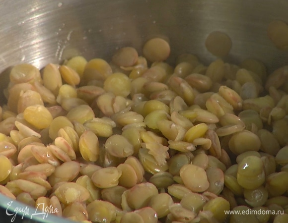 Чечевицу отварить согласно инструкции на упаковке без добавления соли.