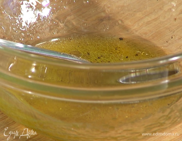 В отдельной миске смешать уксус, масло, соль и перец.