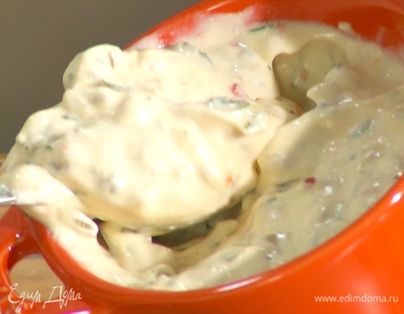 К заправке добавить соус тартар, перемешать.