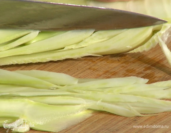 Фенхель нарезать тонкими ломтиками.