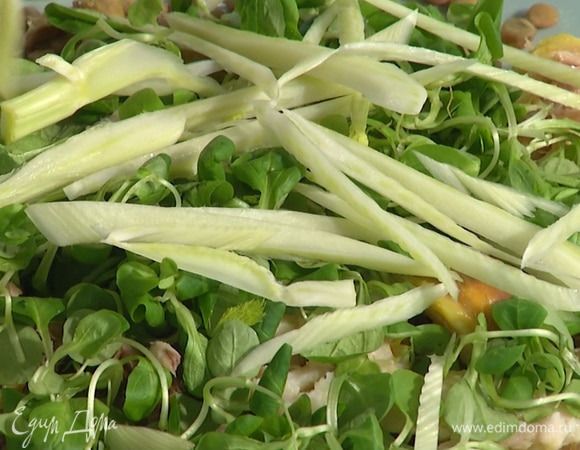 На рыбу выложить листья салата и фенхель.