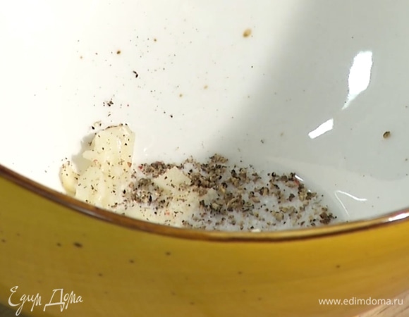 Чеснок раздавить, мелко порубить, положить в глубокую миску. Добавить соль, перец и розмарин.   