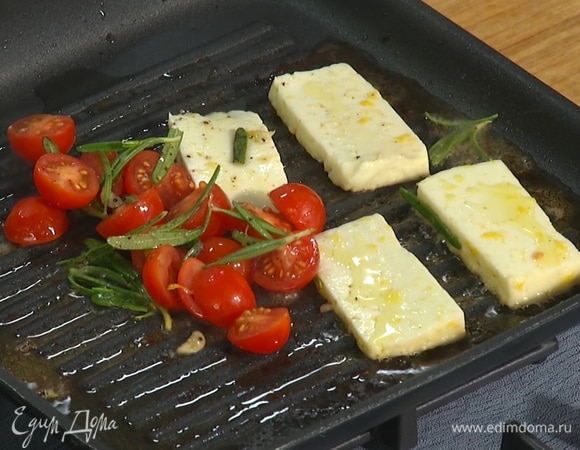 На ту же сковороду, где жарился бекон, выложить сыр и помидоры, обжарить с обеих сторон до образования на сыре золотистых полосок.
