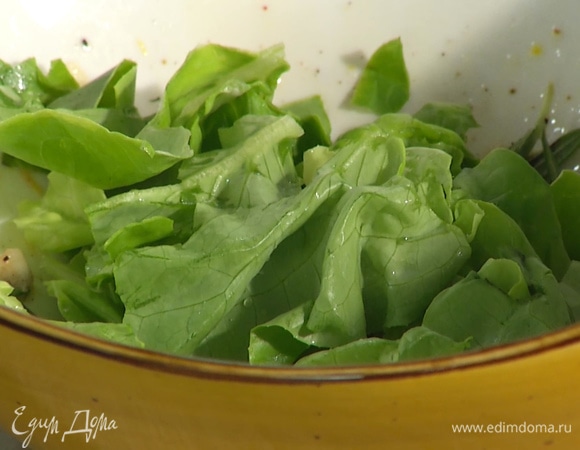 В оставшийся после сыра маринад добавить сок половины лимона. Салат порвать руками, добавить в миску, смешать с маринадом.