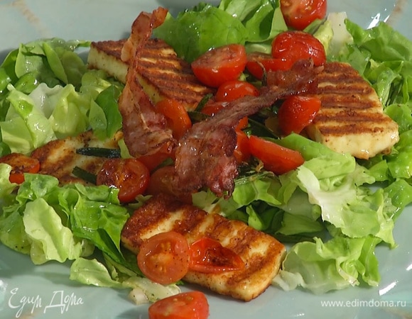 На тарелку выложить салатные листья, сверху сыр, помидоры и бекон.    