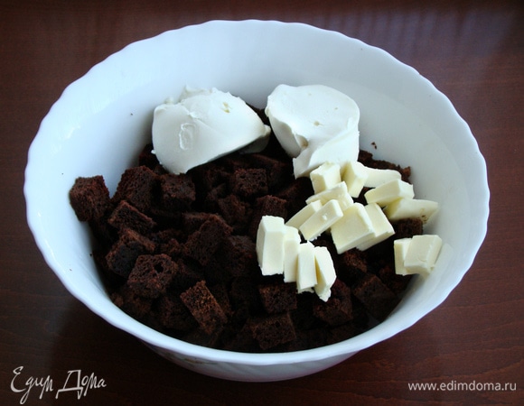 Пока варится тыква, приготовим основу для торта. Для этого измельчить шоколадное печенье, добавить сливочное масло и сливочный сыр. Если нет шоколадного печенья, то подойдет любое, можно добавить какао-порошок. У меня был шоколадный бисквит, поэтому основу я сделала из него.