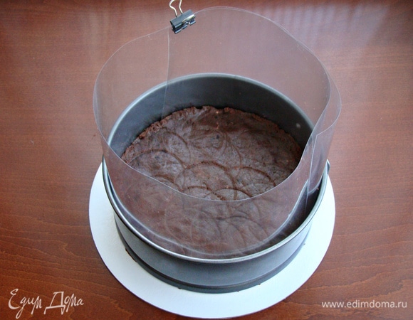 Массу перемешать с маслом и сыром и равномерным слоем уложить в форму, установленную на блюдо (бортики формы я проложила ацетатной пленкой). Поставить в холодильник минут на 15.