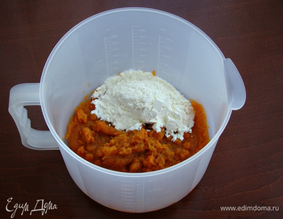 Подготовить необходимые ингредиенты для птичьего молока. Для этого смешать в миске тыквенное пюре и 30 г альбумина (сухой белок) и оставить минут на 5. В ингредиентах сухого белка не оказалось, поэтому я указала яичные белки.