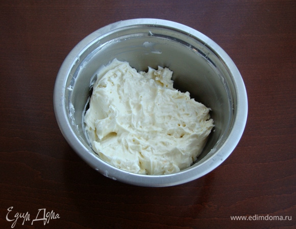 В отдельной миске взбить сливочное масло и сгущенное молоко.