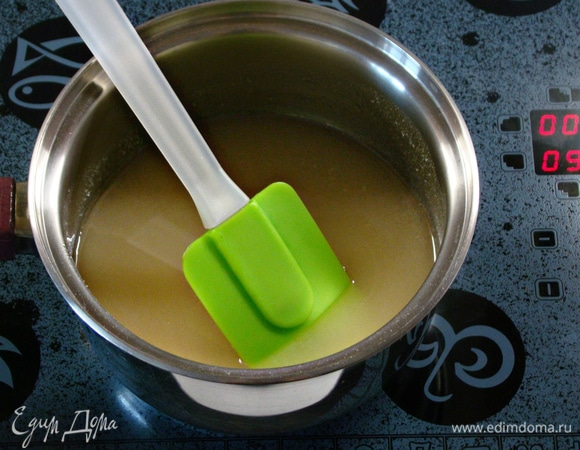 В сотейнике смешать ингредиенты для сиропа и при непрерывном помешивании довести смесь до кипения.