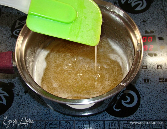 Как только сироп закипит, огонь убавить и при постоянном помешивании, проварить в течение 4–5 минут до пробы на тонкую непрерывную нить, тянущуюся с лопатки. Или довести сироп до 110°C и снять с огня.