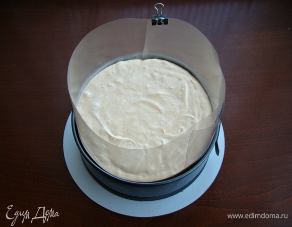 Теперь самый сложный момент — одной рукой взбивать на полной мощности миксера тыквенное пюре, другой — тонкой струйкой вливать горячий сироп. Смесь тщательно перемешать миксером и частями добавить крем, состоящий из сливочного масла и сгущенного молока. Готовую смесь переложить на остывшую основу. Поставить в холодильник для застывания.