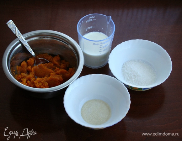 Пока застывает птичье молоко, приготовим заливку для нашего торта. Для этого замочить желатин в молоке и затем подогреть, но не кипятить.