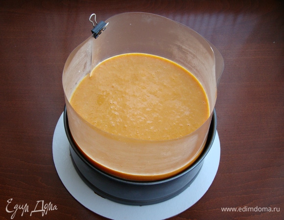 Смешать тыквенное пюре с сахаром до однородности, добавить распущенный желатин, перемешать и вылить на застывший средний слой. Поставить в холодильник для застывания.