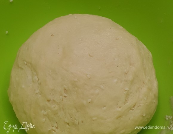 Через 20 минут добавить мягкое сливочное масло, подсолнечное масло. Месить минут 10. В самом конце добавить соль и кунжут. Оставить тесто в теплом месте на 1,5 часа. В середине расстойки обмять.