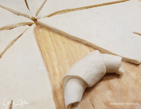 Забыла сфотографировать подошедшее тесто. Но поверьте, оно очень прекрасно подходит. Раскатать тесто в круг толщиной 5 мм, разрезать на 8 сегментов. Каждый сегмент скатать в рогалик.