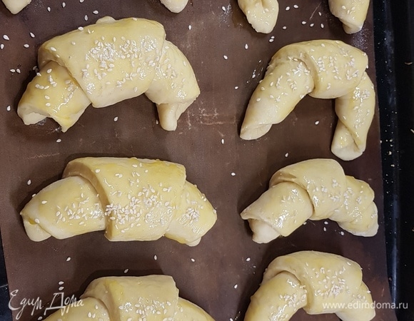 Рогалики смазать желтком и посыпать кунжутом.