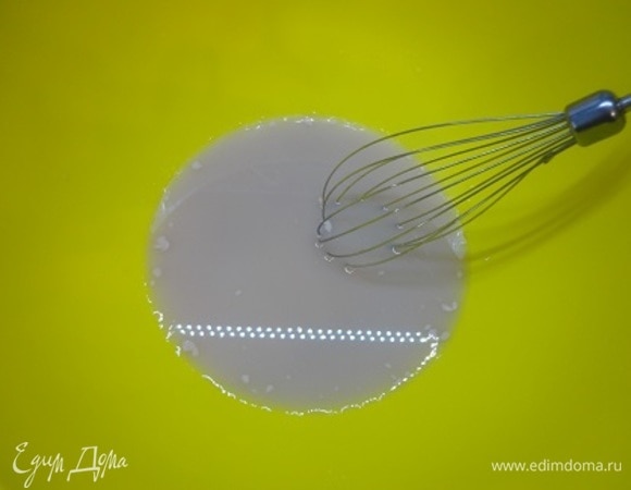 Тесто готовим безопарным способом. Смешиваем венчиком воду, сахар и дрожжи. Взбиваем. Добавляем одно яйцо, муку с солью и две столовые ложки растительного масла.