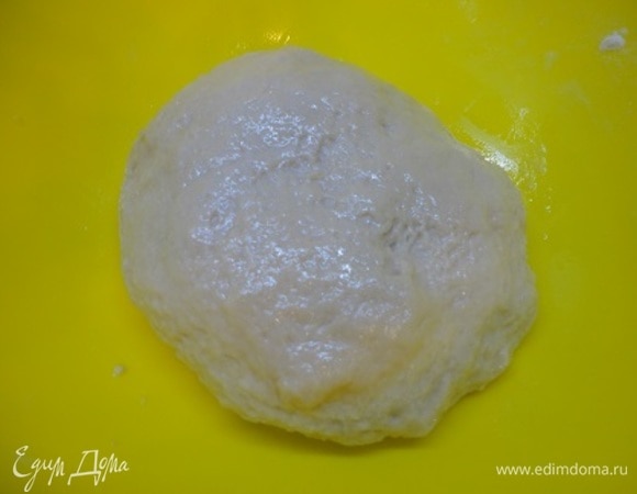 Замешиваем тесто. Муки может понадобиться на 50 г больше. Все зависит от размера яйца. Оставляем для подъема примерно на 1 час.
