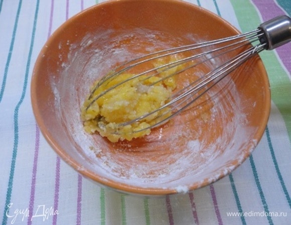 За это время приготовим заварной крем. Молоко с ванилью нагреваем в сотейничке, доводим до кипения. В миске взбиваем желток, сахар и кукурузный крахмал. Не переставая мешать, тонкой струйкой вливаем половину объема горячего молока.