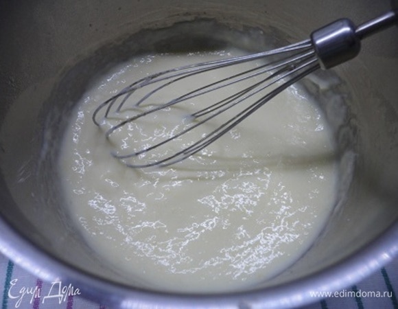 Возвращаем сотейник на плиту. И, постоянно помешивая молоко, вливаем смесь с желтками. Интенсивно перемешиваем. Как только смесь начнет закипать, снимаем с нагрева, перемешиваем и оставляем остывать.