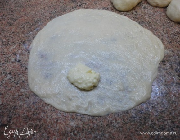 Выкладываем по 1–1,5 ч. л. крема. Можно так выкладывать или размазывать. Тогда булки будут еще более слоеные.