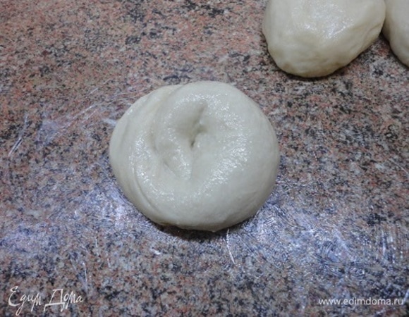 Затем — в улитку. И так повторяем с каждым кусочком теста.