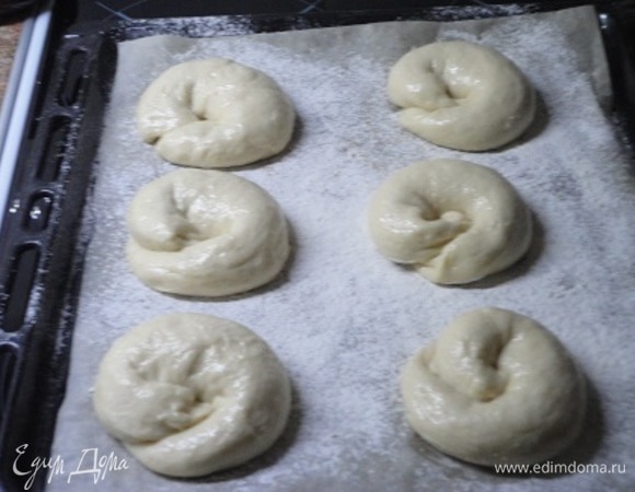 Покрываем противень пергаментом. Выкладываем булочки. Разогреваем духовку до 180°C. Этого времени будет достаточно для расстойки булочек. Выпекаем 20 минут.