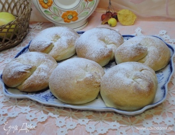 Готовые булочки посыпаем сахарной пудрой.