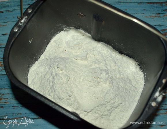 Первым делом начинаем готовить лапшу. Муку просеять в большую миску, сделать в муке углубление, добавить яйца, воду и соль. Замесить крутое тесто. Месить надо долго, чтобы тесто получилось крутое и не липло к рукам. Я использовала хлепобечку. Загрузить в чащу по инструкции ингредиенты, выставить необходимый режим.