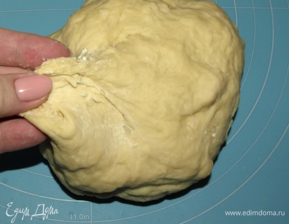 Через 15 минут тесто для лапши готово. Тесто завернуть в пищевую пленку или накрыть миской и дать постоять от 30 до 60 минут. Тесто станет мягким и податливым.