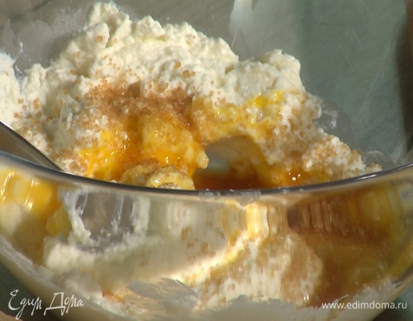 В миску выложить рикотту, размять. Добавить 1 желток, сахар, ванильный экстракт, соль. Перемешать.