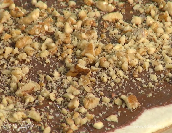 Измельчить орехи, посыпать пасту.