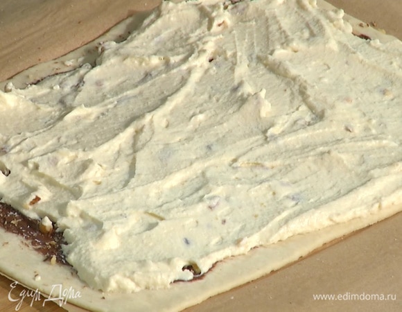 Сверху равномерно выложить творожную начинку.