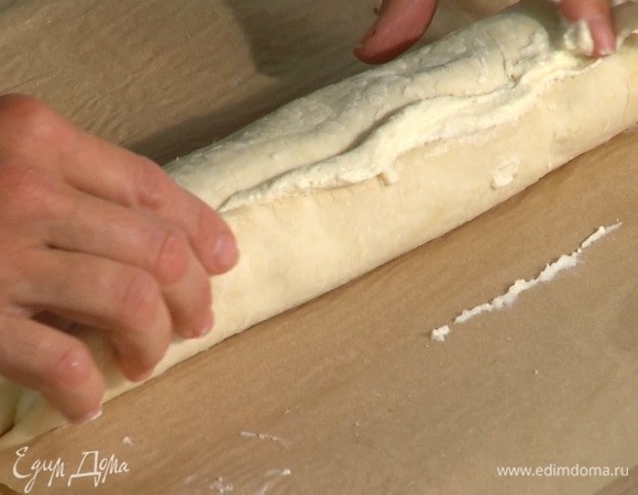 Движением от себя свернуть тесто в рулет.