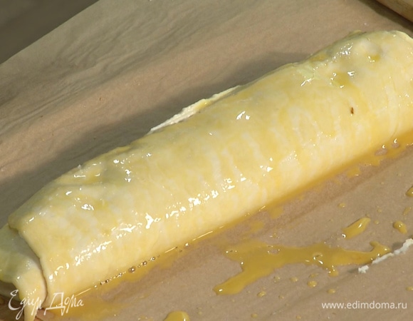 Желток смешать с молоком, посолить. Смесью промазать рулет со всех сторон.