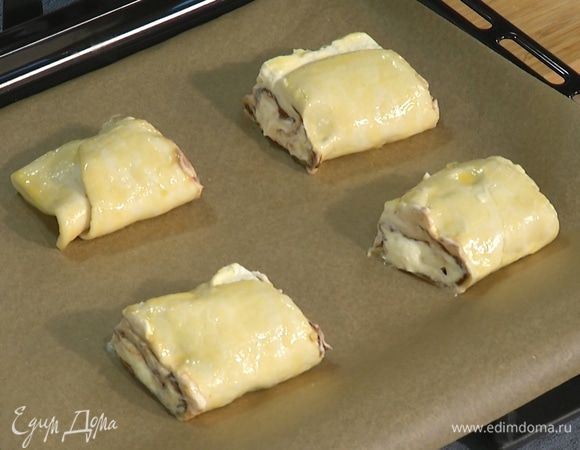 Острым ножом разрезать рулет на 4 части, выложить их на противень.