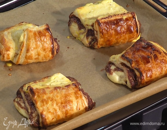 Выпекать булочки в разогретой до 180°С духовке в течение 20 минут.