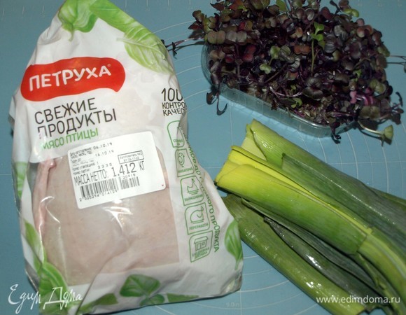 Пока тесто готовит хлебопечка, приступим к приготовлению бульона. Для бульона можно взять репчатый лук. Хорошо промыть, не снимая шелухи. Но можно использовать лук-порей, а лучше бледно-зеленую и зеленые части. Цвет и вкус бульона получаются очень приятными.